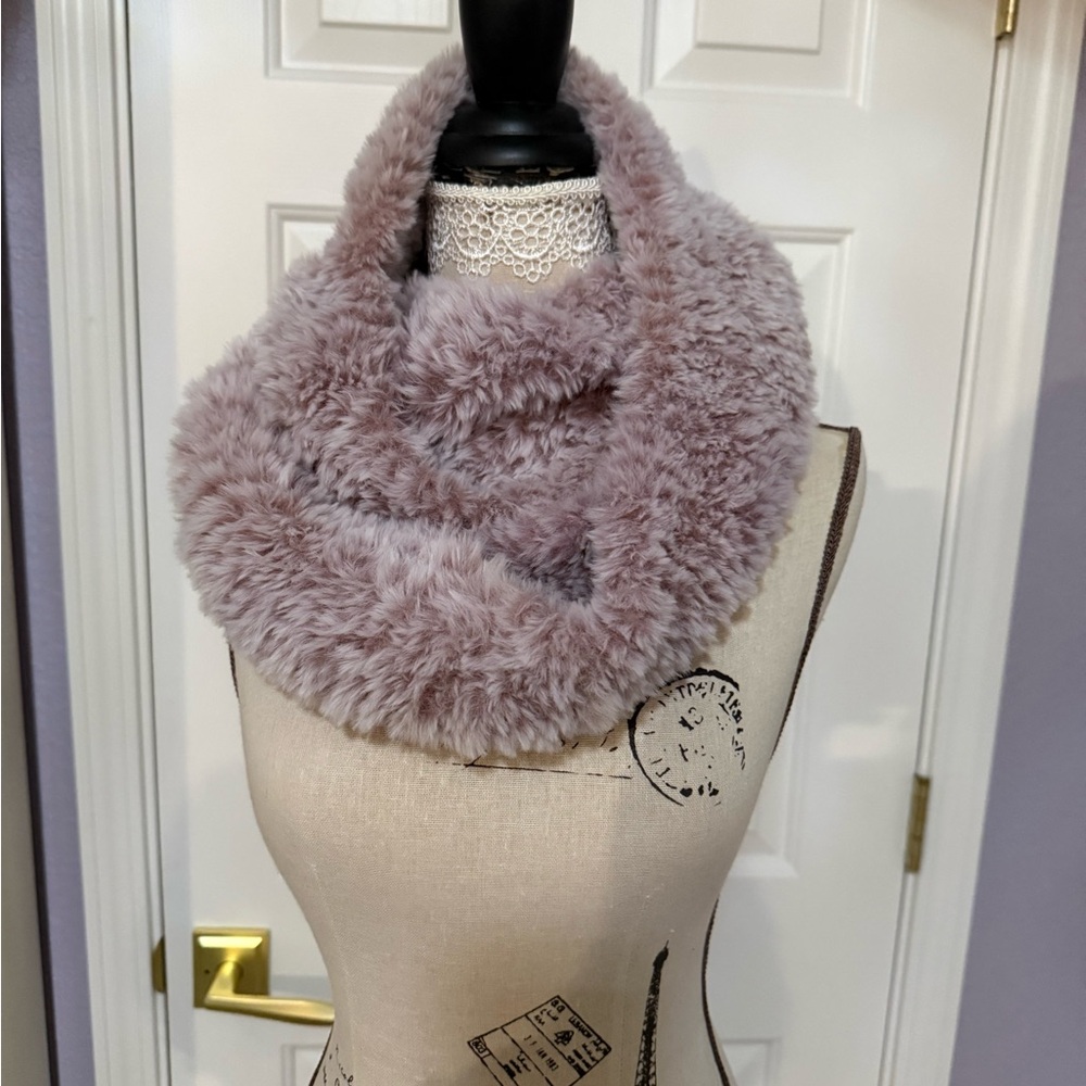 Luxurious Faux Fur Infinity Scarf - Pink